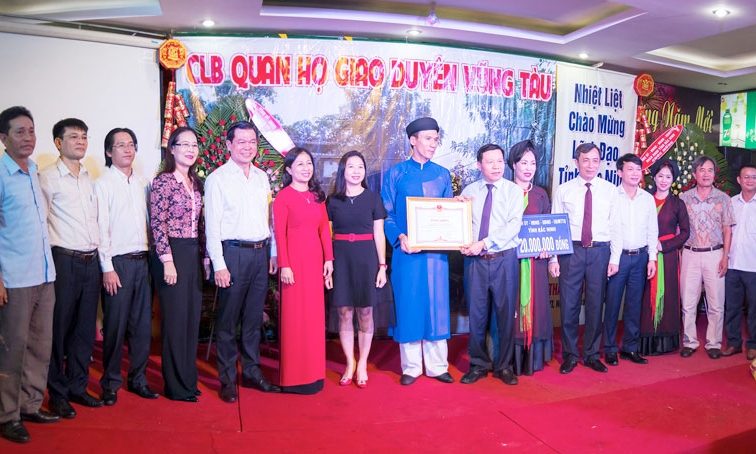 Bí thư Tỉnh uỷ Nguyễn Nhân Chiến thăm và tặng Bằng khen cho CLB Quan họ giao duyên Vũng Tàu