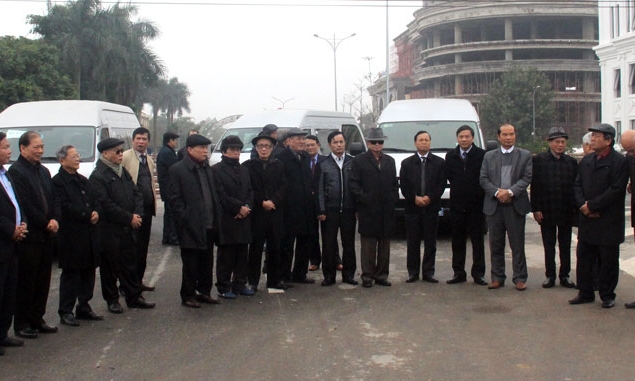 Các đồng chí nguyên lãnh đạo tỉnh thăm một số công trình xây dựng