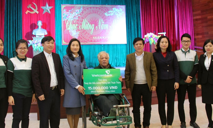 Vietcombank Bắc Ninh bàn giao nhà Đại đoàn kết cho hộ nghèo và tặng quà Trung tâm Điều dưỡng Thương binh Thuận Thành