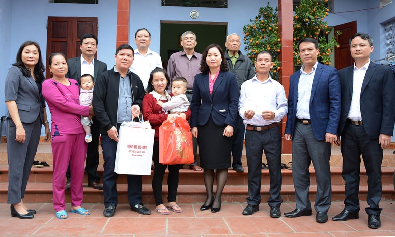 Tặng quà gia đình cán bộ, chiến sĩ đang công tác tại Quần đảo Trường Sa