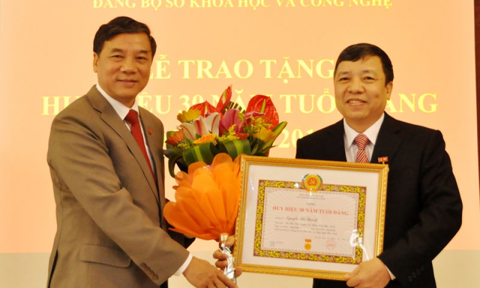 Phó Bí thư Thường trực Tỉnh ủy dự Lễ trao tặng huy hiệu Đảng tại Sở Khoa học và Công nghệ