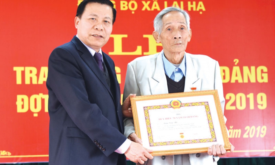 Bí thư Tỉnh ủy Nguyễn Nhân Chiến dự Lễ trao Huy hiệu Đảng