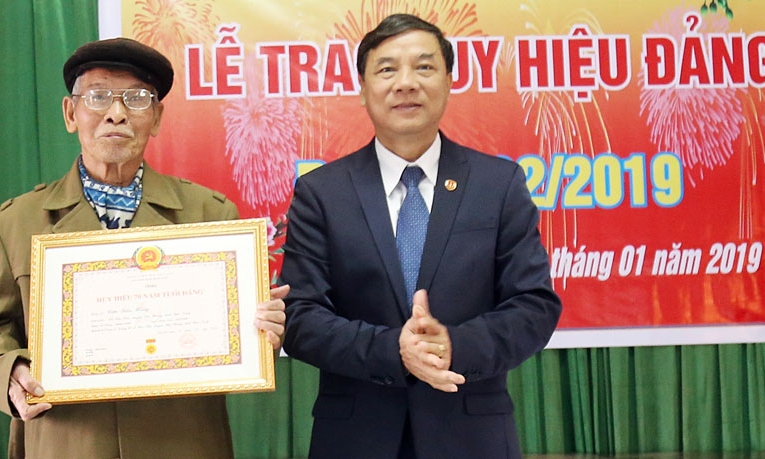 Phó Bí thư Thường trực Tỉnh ủy dự lễ trao tặng Huy hiệu Đảng