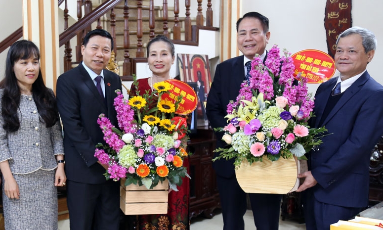 Lãnh đạo tỉnh thăm, chúc mừng các thầy thuốc lão thành