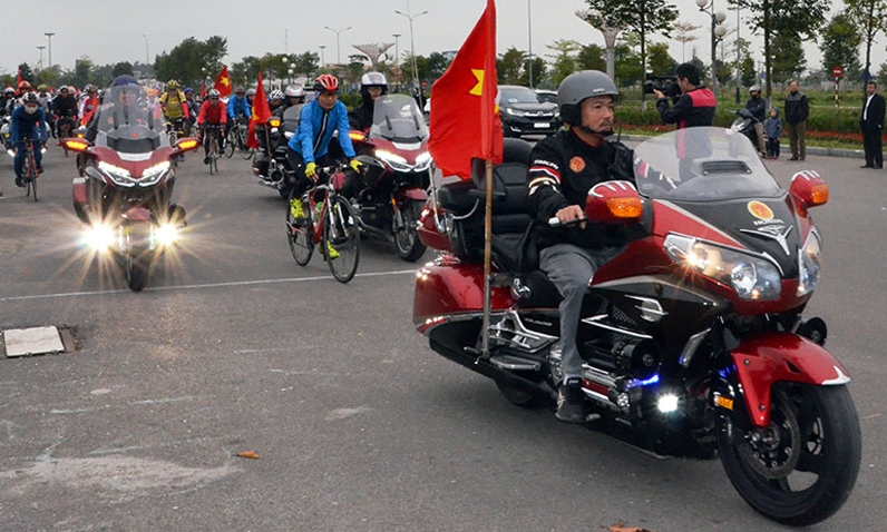 Gần 200 thành viên tham gia diễu hành Mô tô- xe đạp thể thao