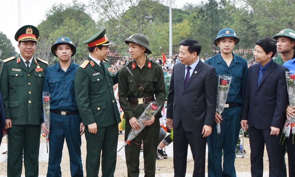 Lễ giao, nhận quân trang trọng, an toàn, đủ chỉ tiêu