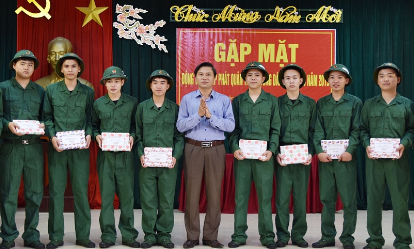 Cấp phát quân trang, gặp mặt động viên công dân nhập ngũ