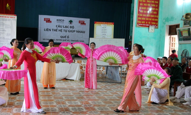 Tổ chức Hỗ trợ người cao tuổi Quốc tế thăm mô hình Câu lạc bộ liên thế hệ tự giúp nhau tại Quế Võ