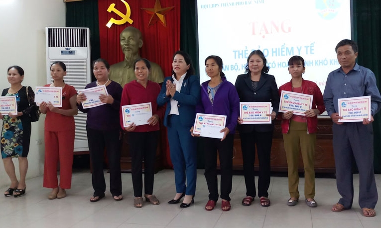 Phụ nữ tiết kiệm tham gia bảo hiểm y tế