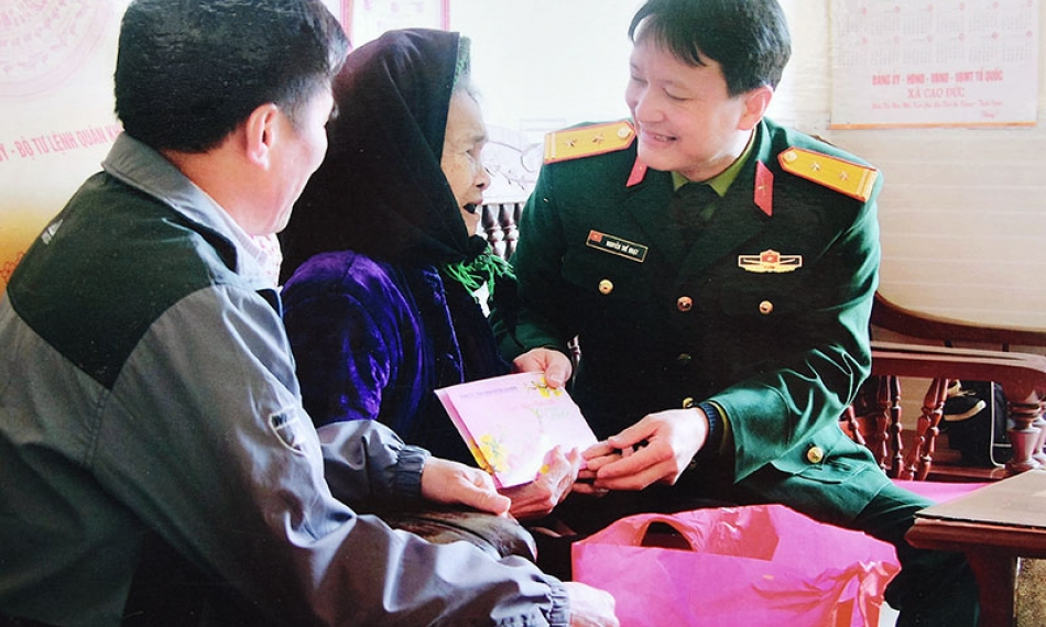 Tô thắm truyền thống quê hương Anh hùng