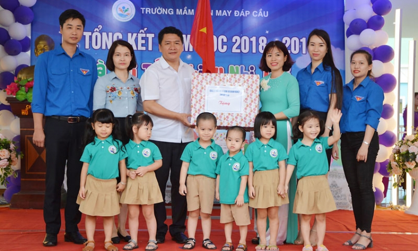 Thăm, tặng quà Trường Mầm non Công ty May Đáp Cầu