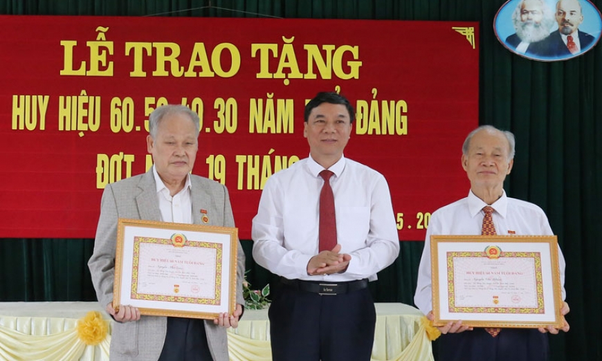 Phó Bí thư Thường trực Tỉnh ủy Nguyễn Hữu Quất dự và trao tặng Huy hiệu Đảng tại Đảng bộ xã Bồng Lai