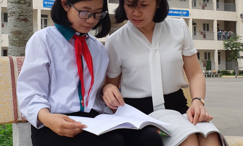 Cô gái nhỏ và bức thư gửi người Bưu tá