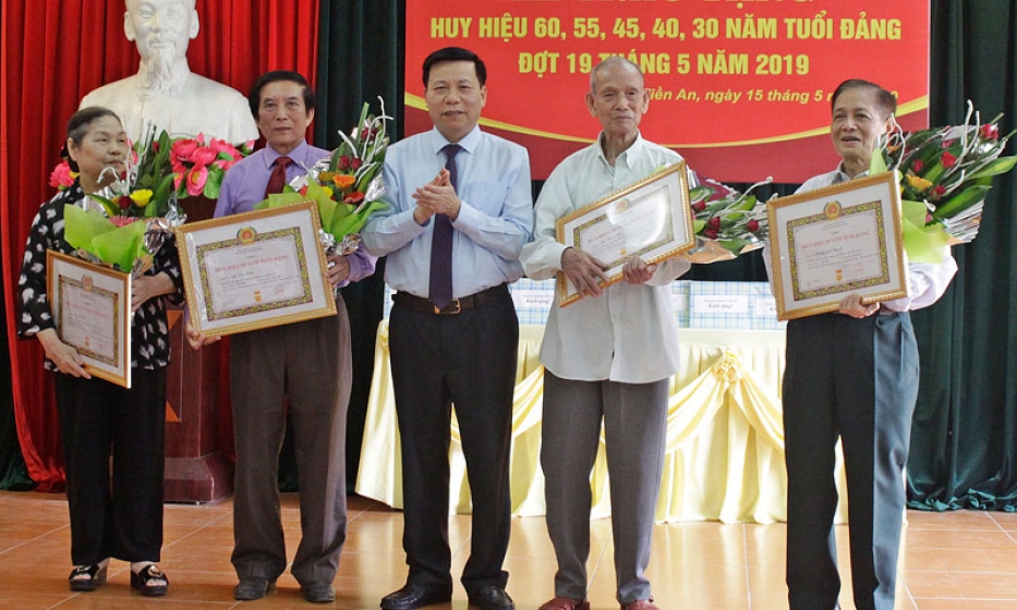 Các đồng chí Thường trực Tỉnh ủy dự và trao Huy hiệu Đảng tại cơ sở