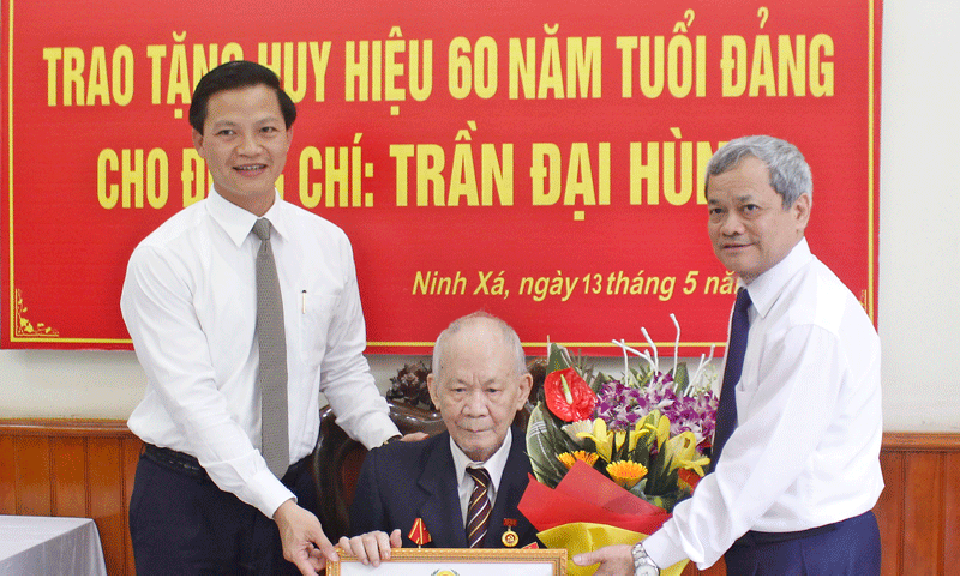 Phó Bí thư Tỉnh ủy, Chủ tịch UBND tỉnh Nguyễn Tử Quỳnh trao Huy hiệu Đảng tại thành phố Bắc Ninh