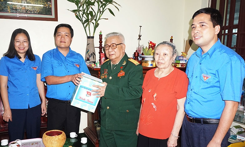 Tỉnh Đoàn thăm, tặng quà Đại tá, Anh hùng LLVT nhân dân Hoàng Đăng Vinh và cựu Thanh niên xung phong Nguyễn Thị Phương