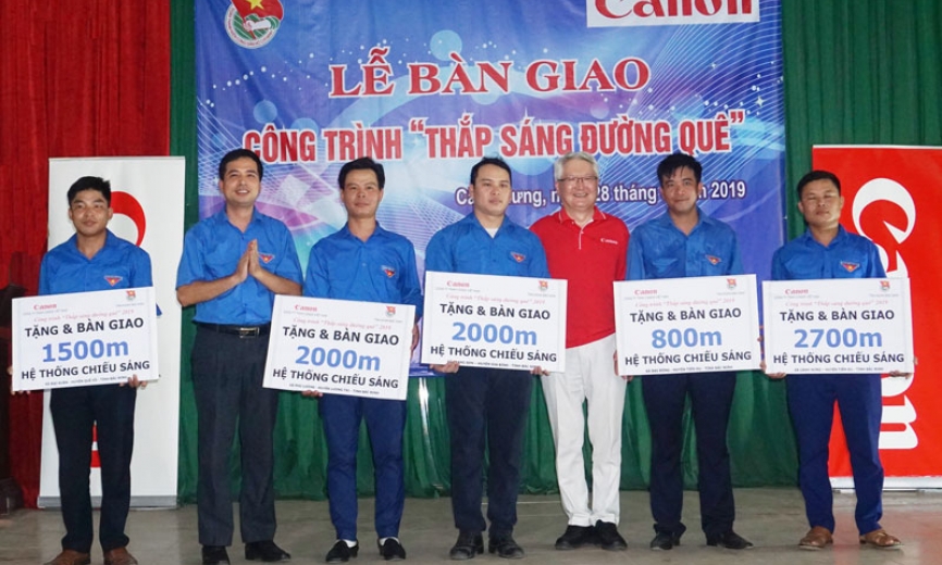 Bàn giao công trình “Thắp sáng đường quê”
