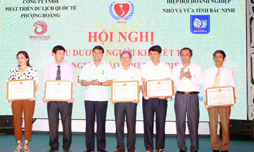 Biểu dương Người  khuyết tật và người bảo trợ tiêu biểu