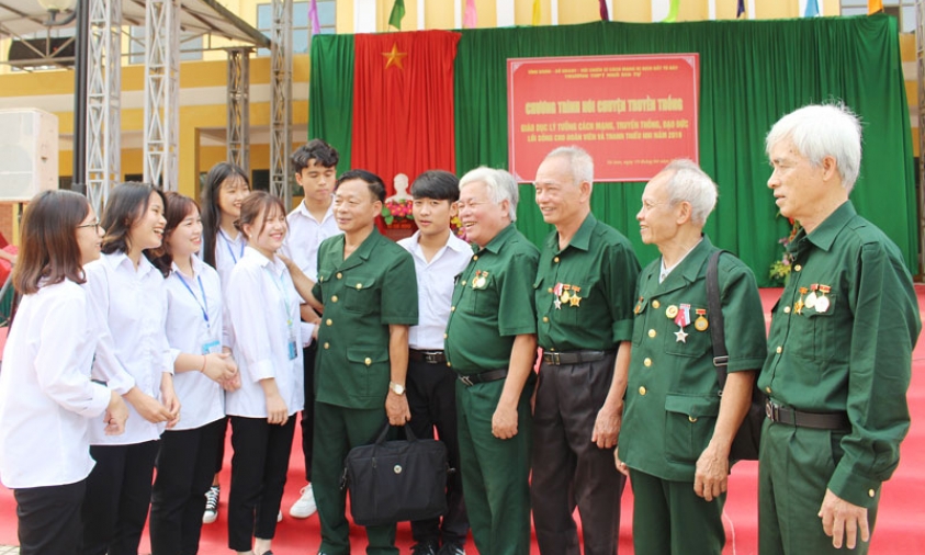 Sáng mãi những tấm gương chiến sỹ cách mạng  bị địch bắt tù đày