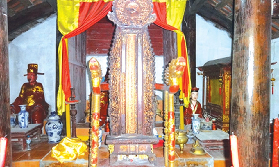 Bài vị gỗ niên đại thế kỷ XVII tại đền Lũng