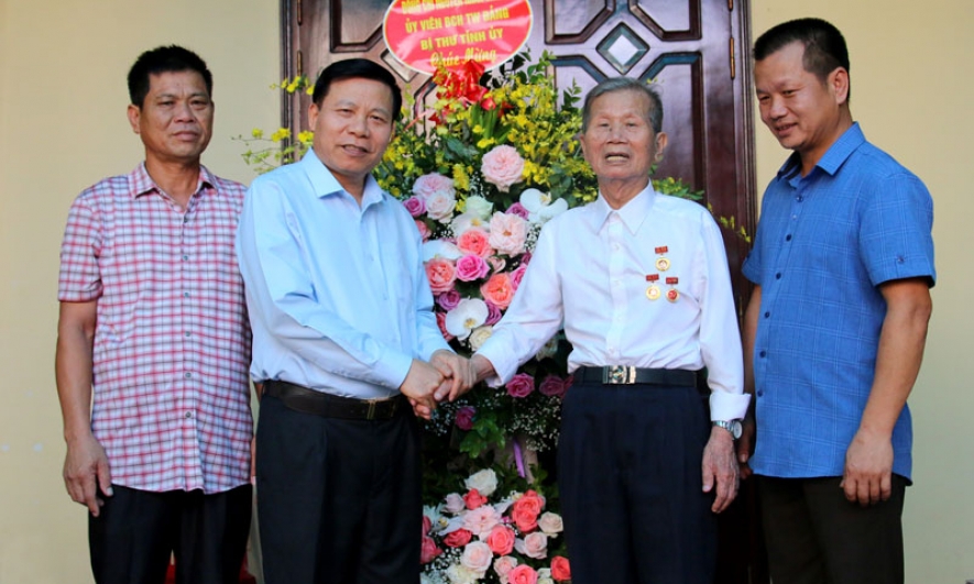 Bí thư Tỉnh ủy Nguyễn Nhân Chiến  chúc mừng đảng viên Nguyễn Đình Hậu được nhận Huy hiệu 60 năm tuổi Đảng