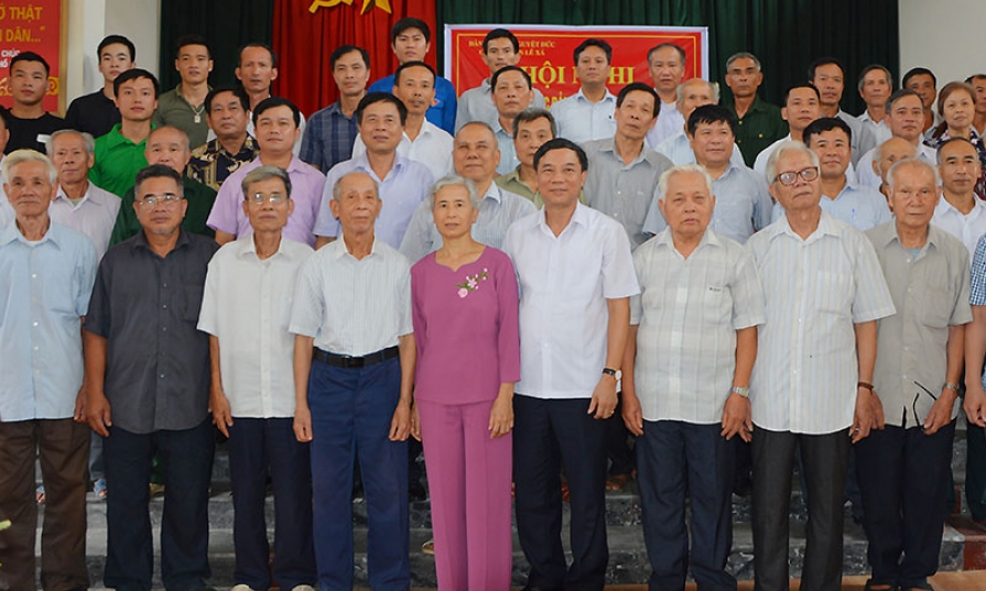Phó Bí thư Thường trực Tỉnh ủy Nguyễn Hữu Quất dự sinh hoạt  tại Chi bộ thôn Lê Xá
