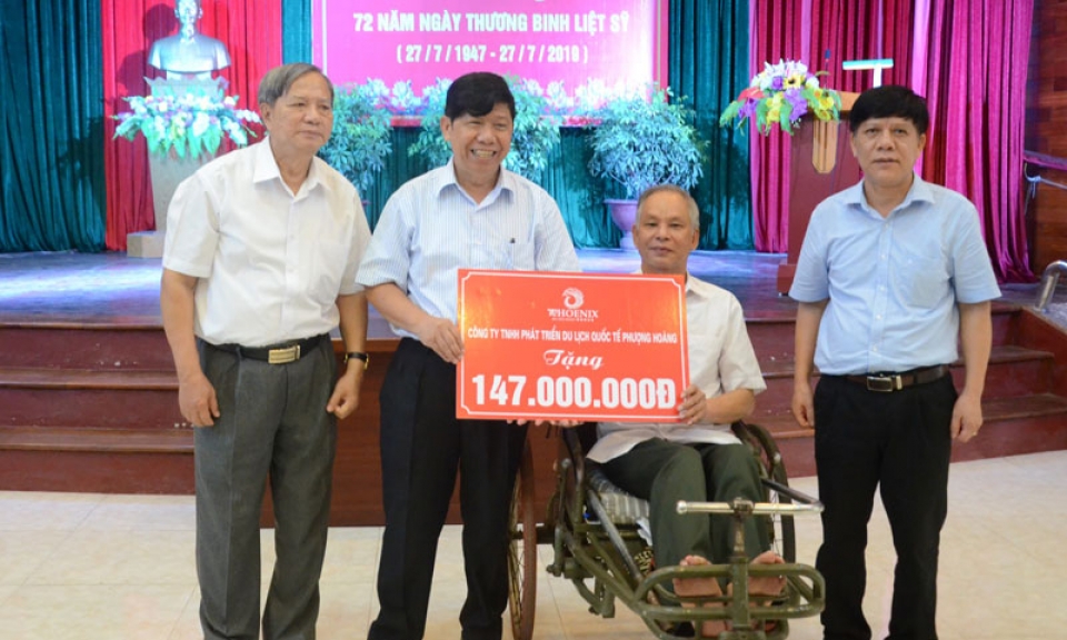 Công ty TNHH Phát triển du lịch quốc tế Phượng Hoàng thăm, tặng quà Trung tâm Điều dưỡng thương binh Thuận Thành