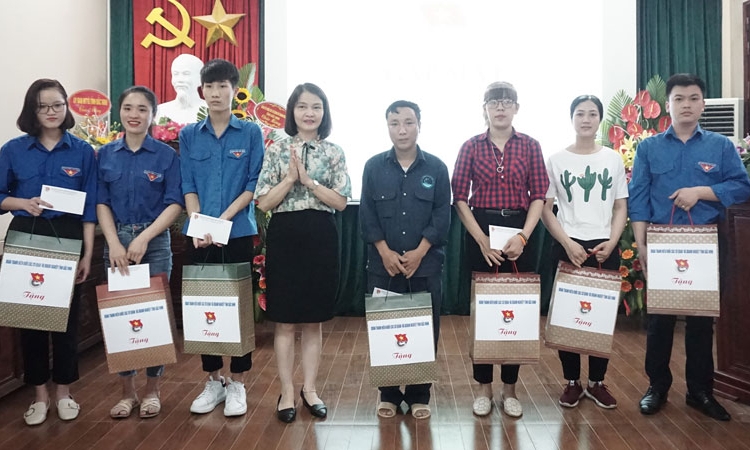 Đoàn Khối các Cơ quan và Doanh nghiêp tỉnh động viên người lao động là thân nhân thương binh, liệt sĩ và gia đình có hoàn cảnh khó khăn