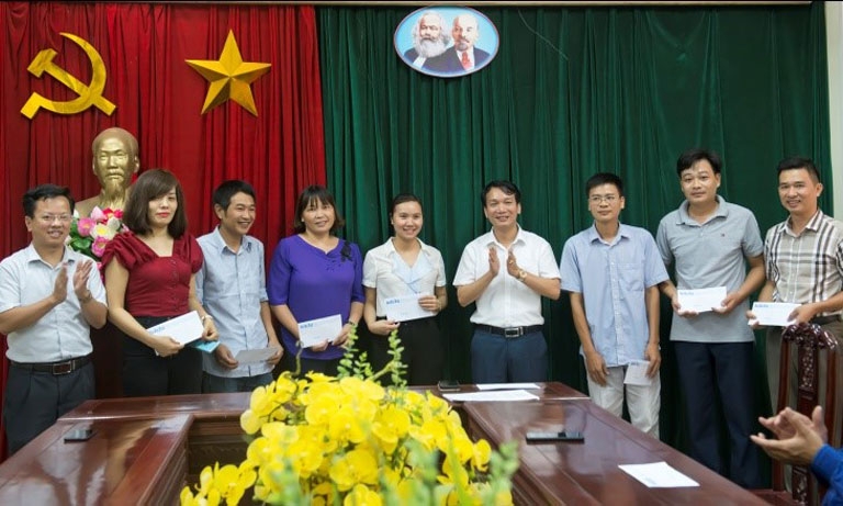 Báo Bắc Ninh gặp mặt, tặng quà cán bộ, phóng viên, công nhân viên chức gia đình chính sách
