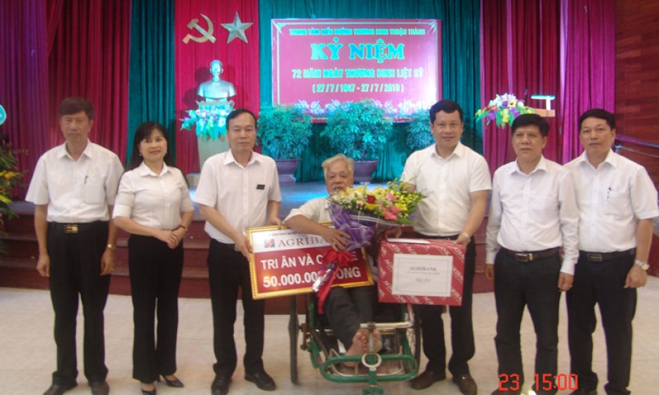 Agribank thăm, tặng quà tại Trung tâm Điều dưỡng Thương binh Thuận Thành