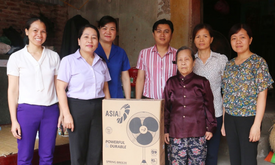 Thăm, tặng quà gia đình chính sách tại thành phố Bắc Ninh