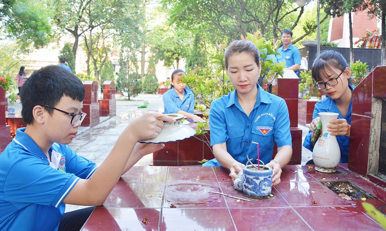 Hơn 100 cán bộ, đoàn viên thanh niên, học sinh tham gia chăm sóc, làm đẹp Nghĩa trang Liệt sĩ thành phố Bắc Ninh
