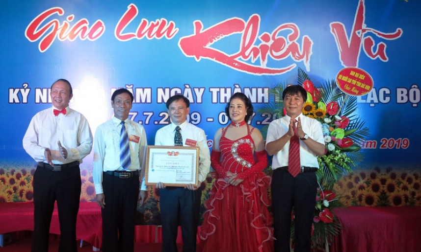 Hơn 300 NCT giao lưu khiêu vũ thể thao