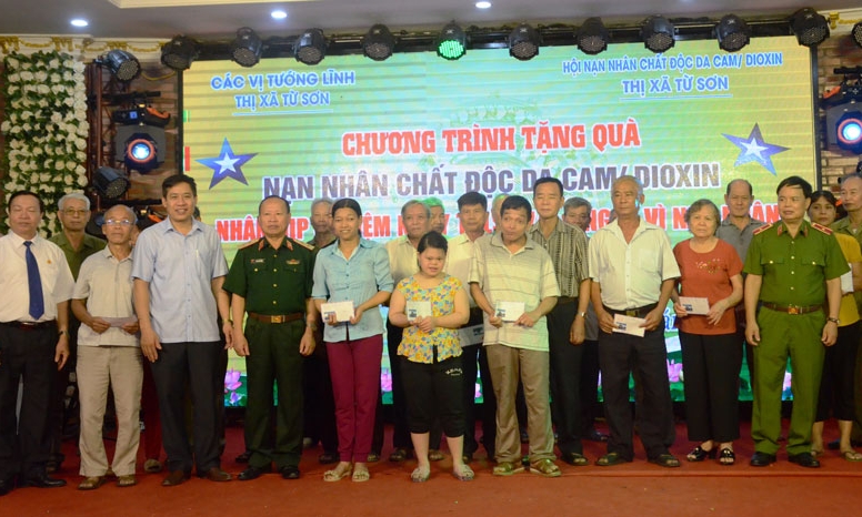 Tặng 120 suất quà cho nạn nhân chất độc da cam hoàn cảnh khó khăn thị xã Từ Sơn
