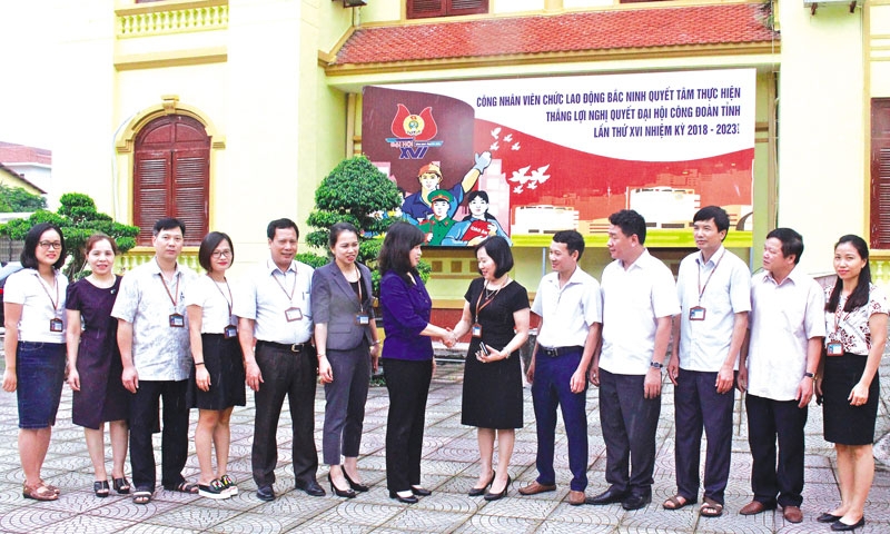 Phó Bí thư Tỉnh ủy Đào Hồng Lan dự sinh hoạt chi bộ tại Đảng bộ Liên đoàn Lao động tỉnh