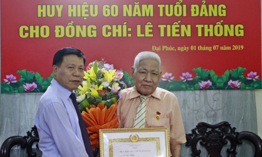 Bí thư Tỉnh ủy Nguyễn Nhân Chiến trao Huy hiệu Đảng tại thành phố Bắc Ninh
