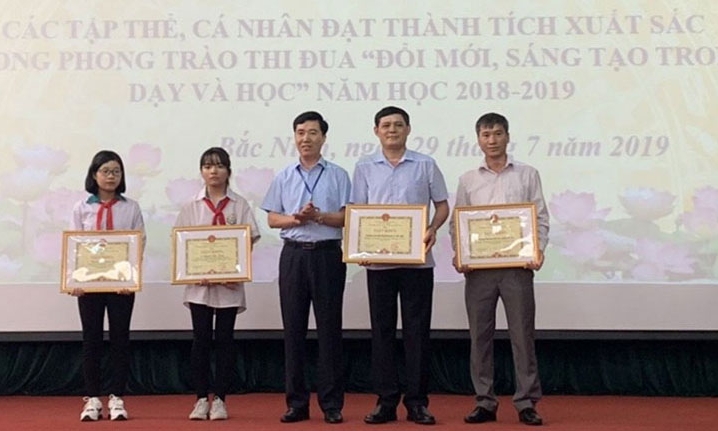 Sở GD-ĐT khen thưởng các tập thể, cá nhân tiêu biểu phong trào thi đua “Đổi mới, sáng tạo trong dạy và học”
