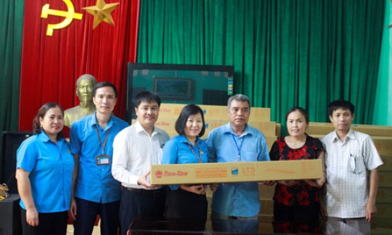 Trao tặng hệ thống đèn chiếu sáng phòng học cho 3 trường Tiểu học