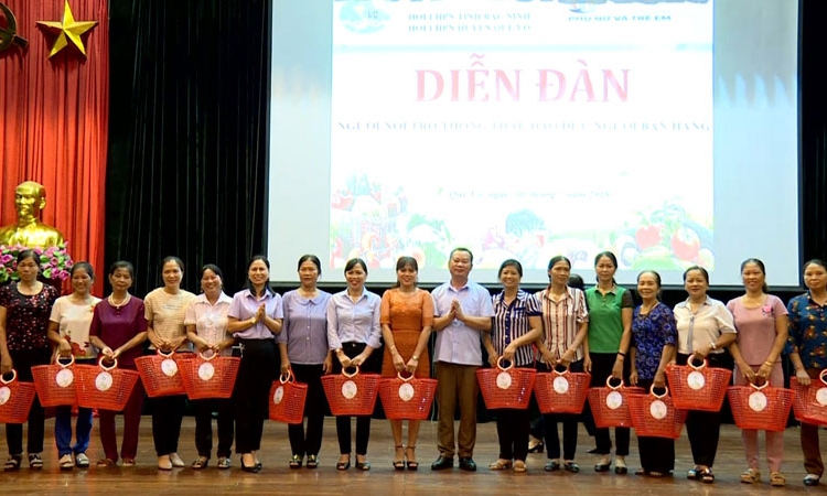 300 hội viên, phụ nữ Quế Võ tham dự diễn đàn “Người nội trợ thông thái - Đạo đức người kinh doanh, bán hàng”