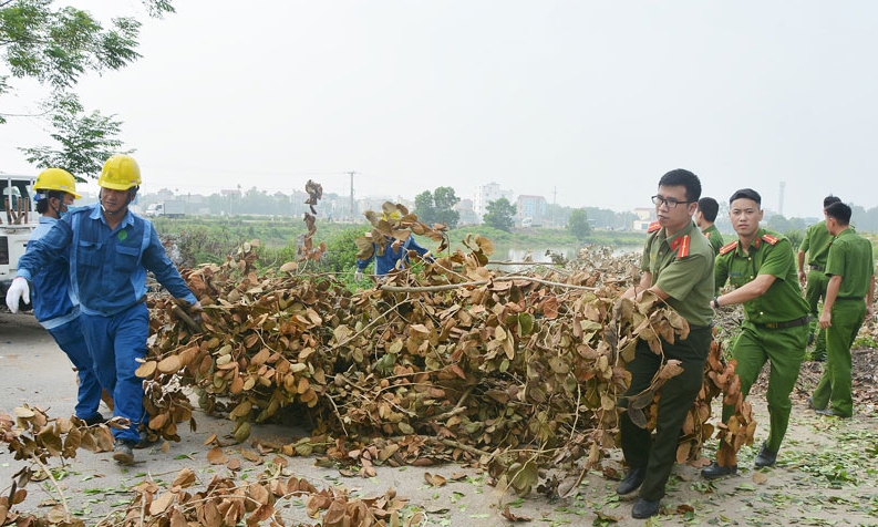 Gần 100 đoàn viên thanh niên Công an huyện Thuận Thành tham gia lao động tình nguyện