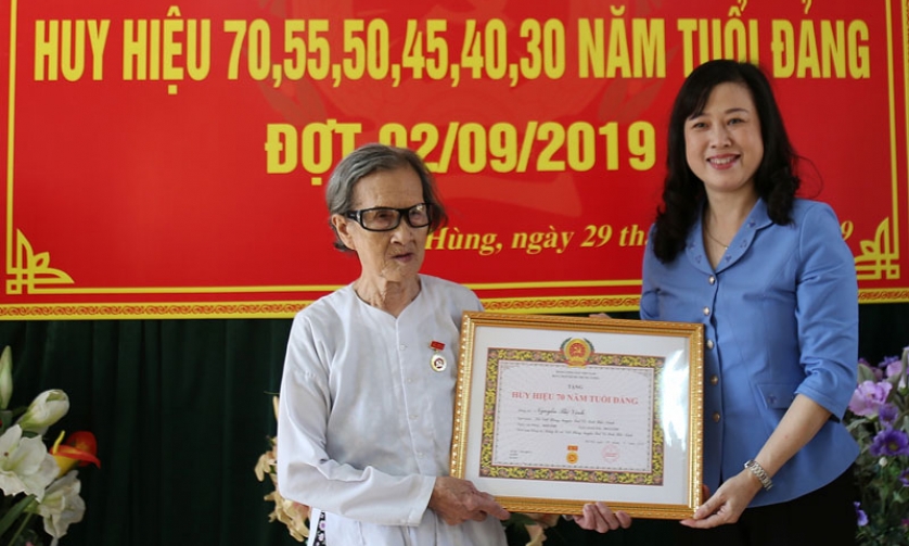 Phó Bí thư Tỉnh ủy Đào Hồng Lan trao Huy hiệu Đảng tại cơ sở