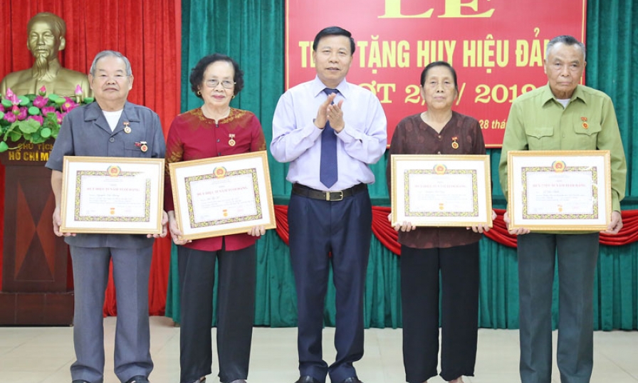 Lãnh đạo tỉnh dự Lễ trao tặng Huy hiệu Đảng tại cơ sở