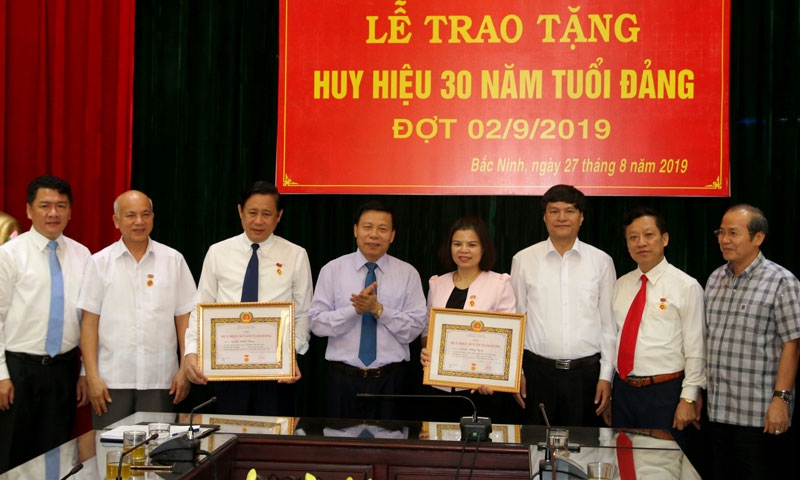 Lãnh đạo tỉnh trao Huy hiệu Đảng tại cơ sở