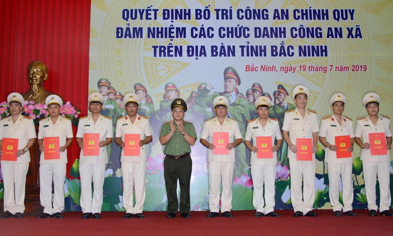 Chính quy hóa lực lượng Công an xã bảo đảm an ninh trật tự tại cơ sở