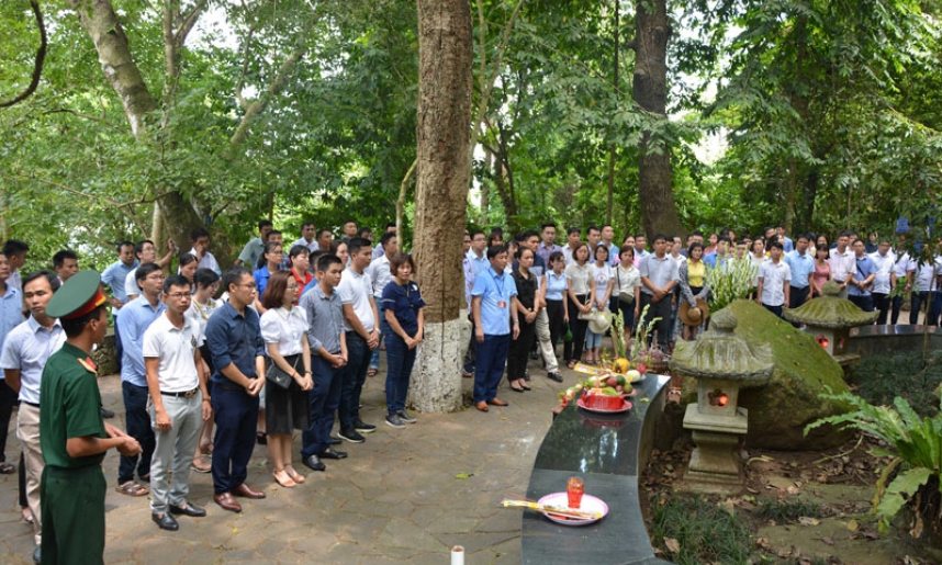 Đá Chông in dấu chân Người