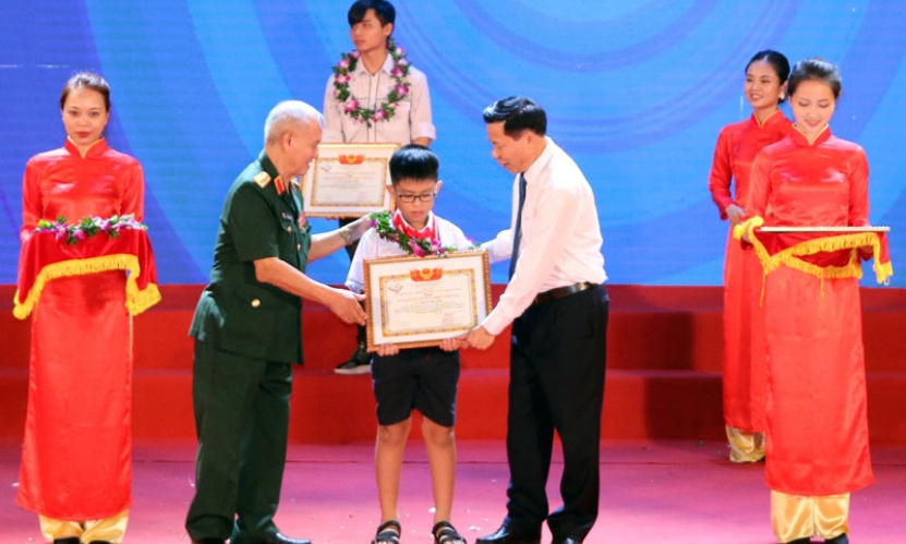 Trao thưởng 2 tỷ đồng Quỹ Khuyến học, khuyến tài Phạm Văn Trà
