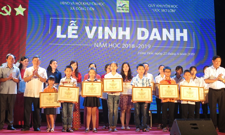 UBND xã Đông Tiến (Yên Phong): Trao thưởng cho giáo viên, học sinh xuất sắc