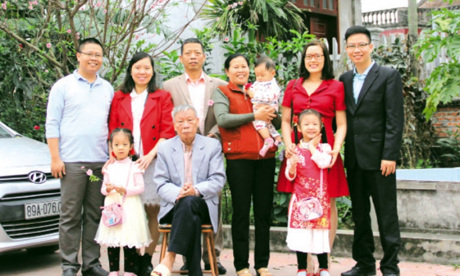 Gia đình nông dân nuôi hai con thành Tiến sĩ