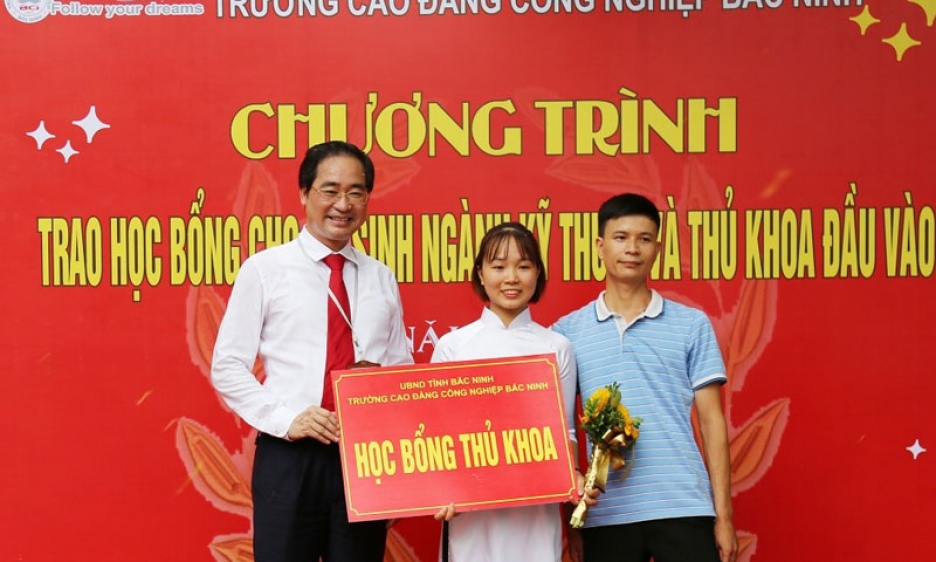 Trường Cao đẳng Công nghiệp Bắc Ninh trao học bổng cho sinh viên khoá mới