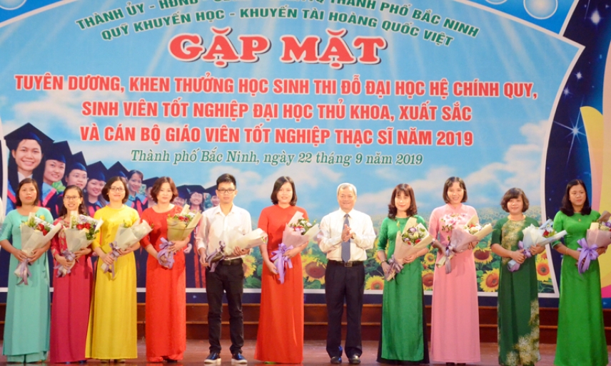 Thành phố Bắc Ninh: Khen thưởng hơn 200 học sinh, giáo viên xuất sắc và giáo viên tốt nghiệp Thạc sỹ năm 2019